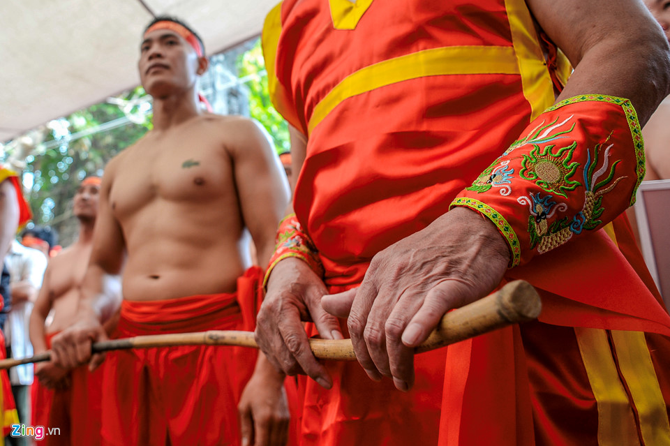 Trai tráng Hà thành ở trần ngồi thi kéo co